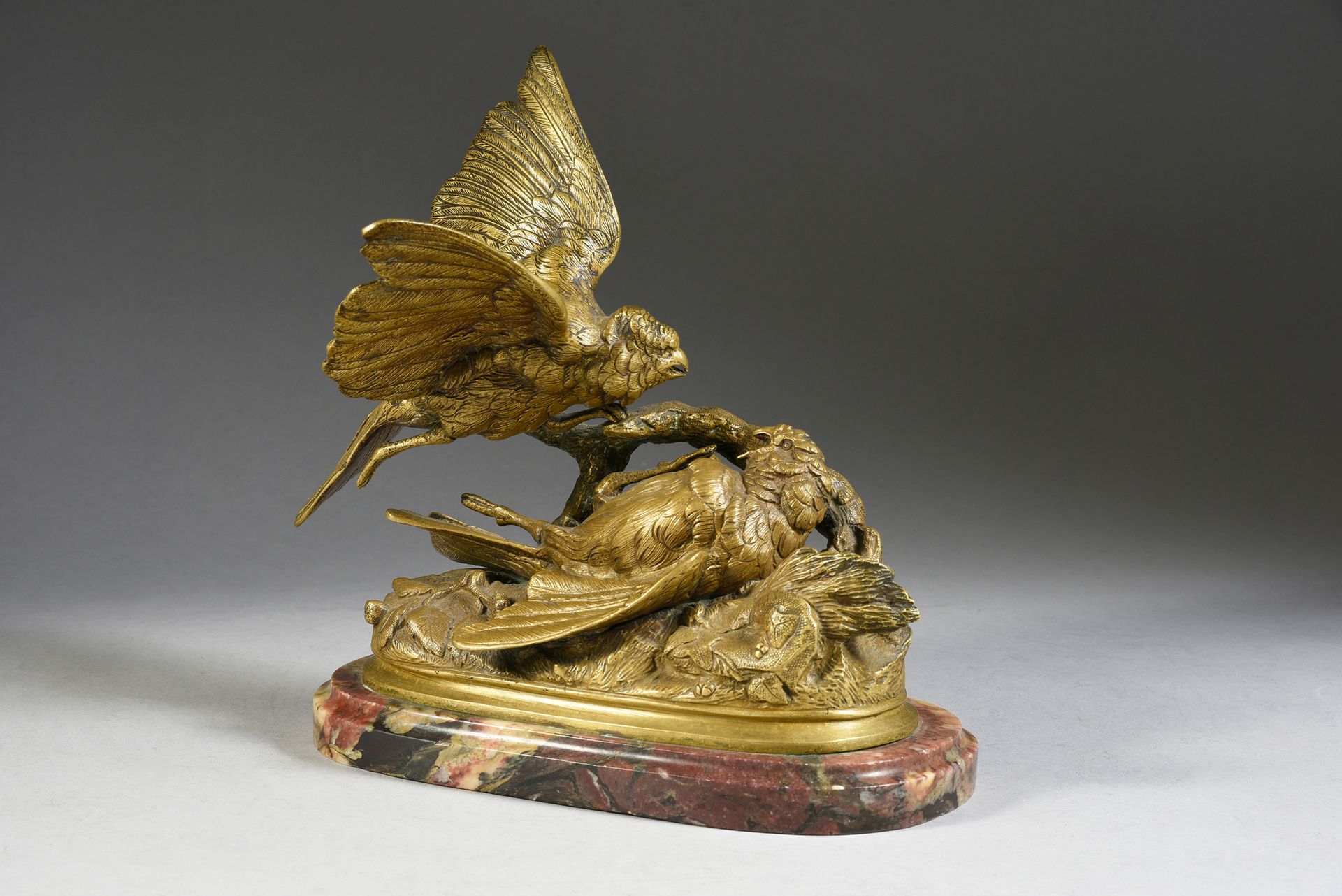 École Française du XIXe siècle 鹦鹉之争。
青铜，带金色铜锈，粉色大理石底座。
高：21厘米，宽：19厘米