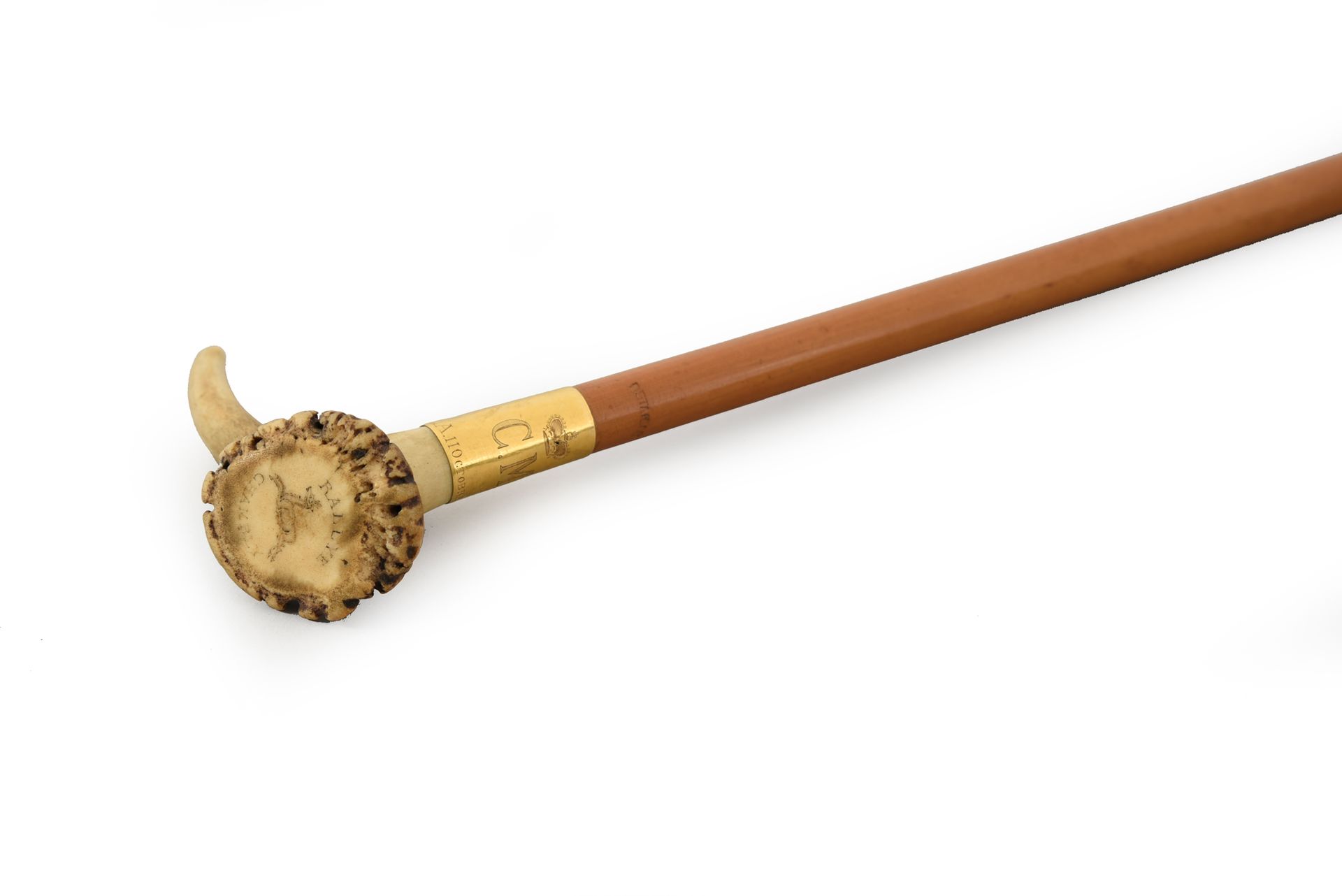 Null 马拉加冲制的儿童鞭子，标记为Detaille，鹿角轮上刻有Chambly集会给穆拉特王子的纽扣，戒指是金色的，刻有：LA 1904年10月11日王子冠&hellip;