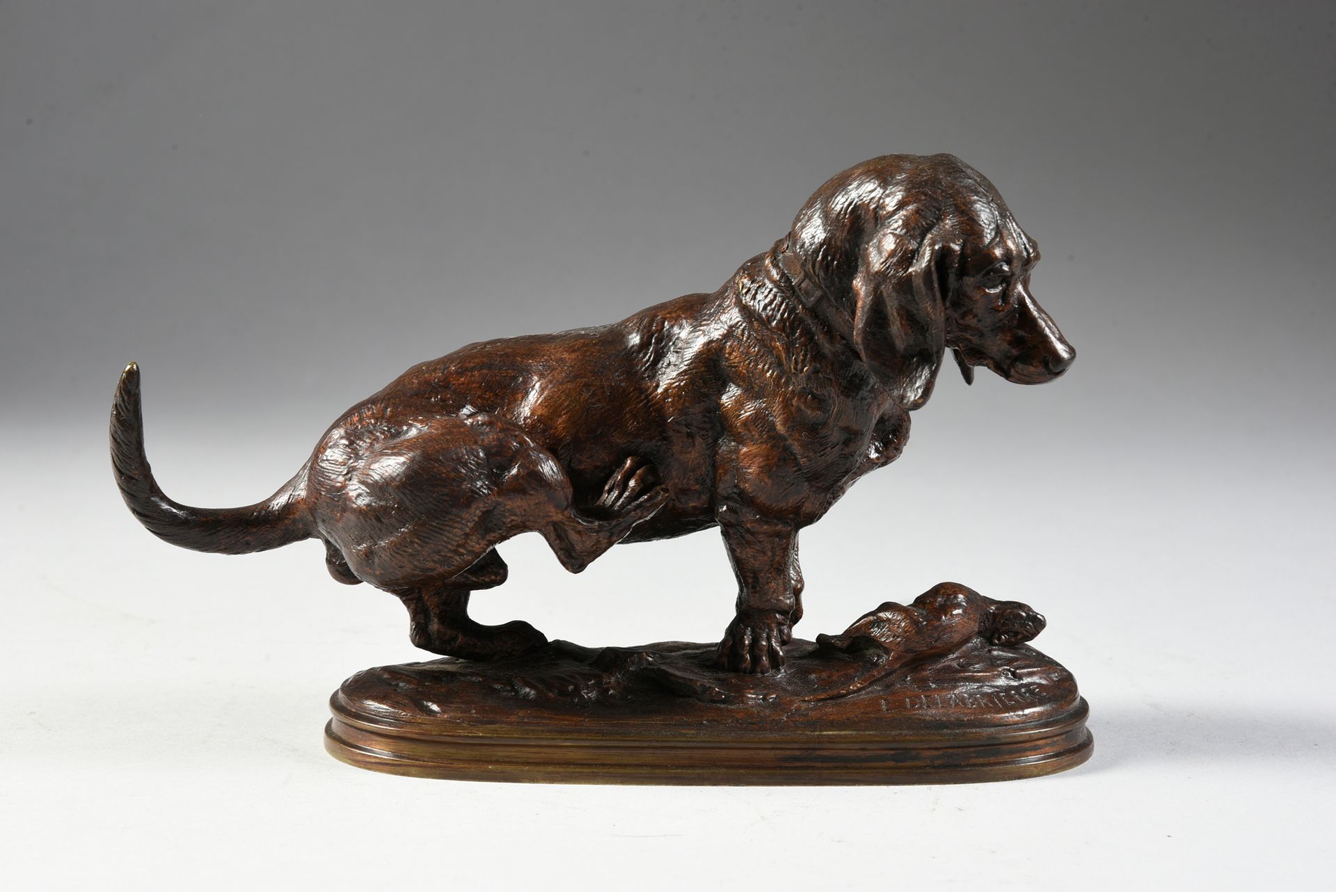 Edouard DELABRIERRE (1829 - 1912) 在一只老鼠面前的巴赛特犬。
棕色铜锈的青铜。旧铸铁。
长：17.5厘米，高：14厘米。