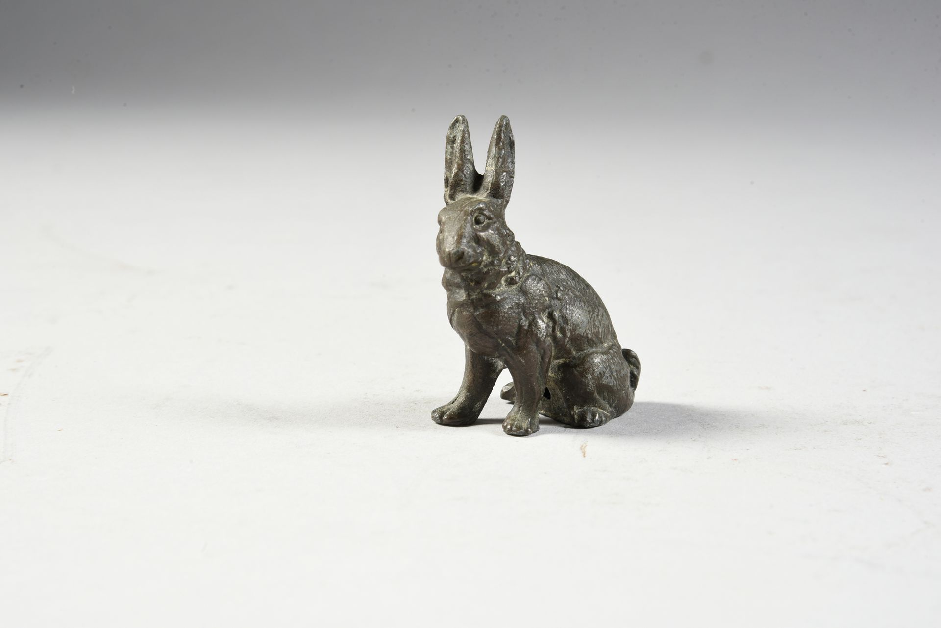Null 坐着的野兔。
Regula，耳朵有小意外。
H. ：5.5 cm