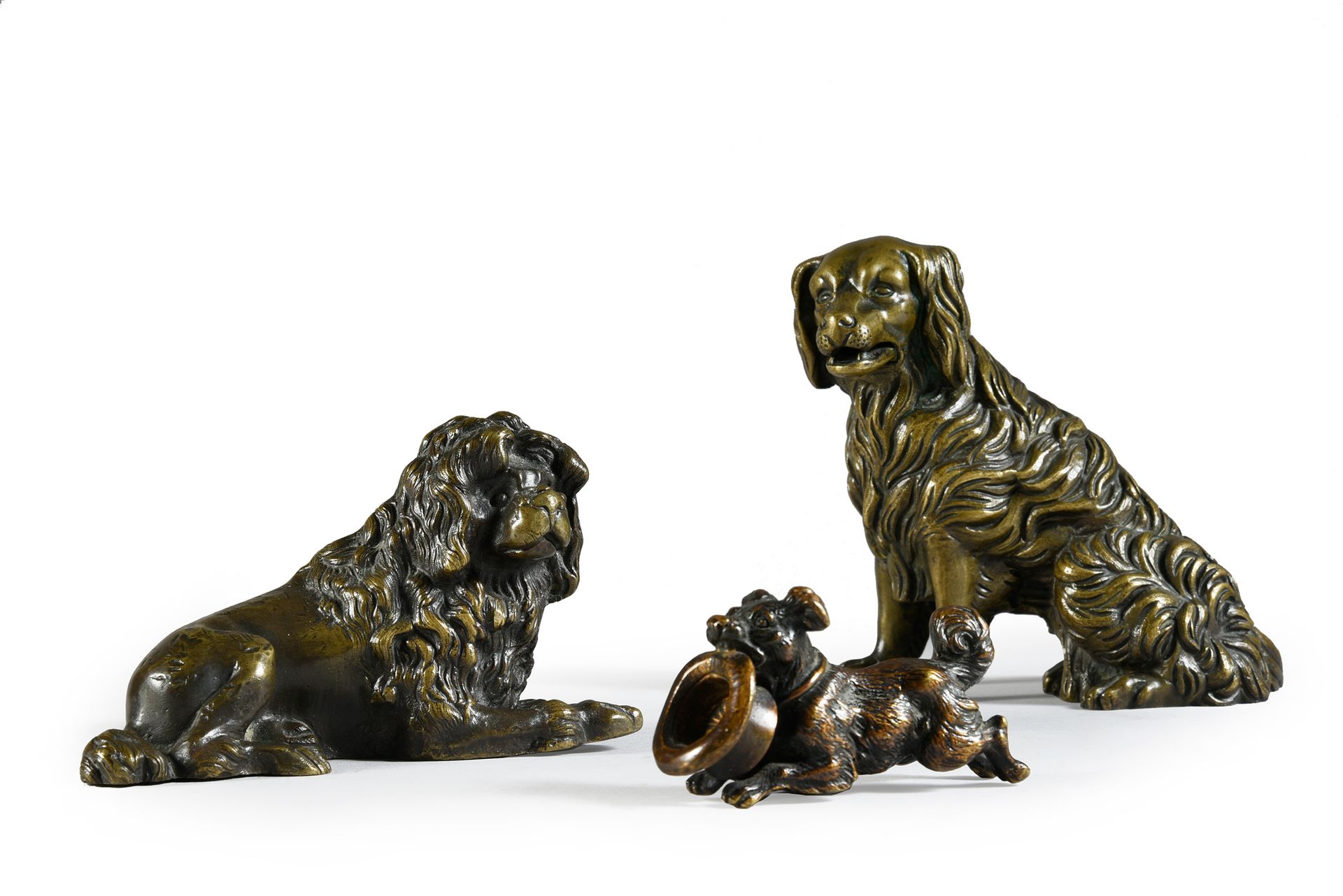 Null Lotto di tre figure di cani in bronzo:
Uno spaniel che forma un portacarte,&hellip;