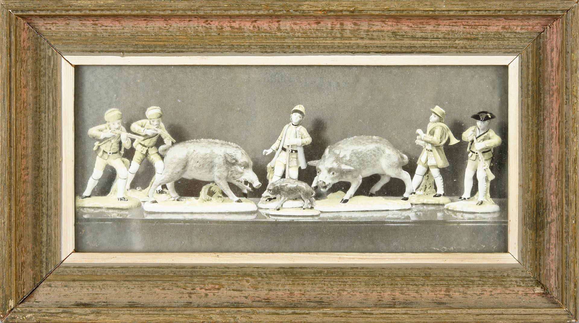 Null 一对照片，代表瓷器上的狩猎和鹿的图案，雄鹿狩猎和野猪狩猎 8.5 x 20 cm