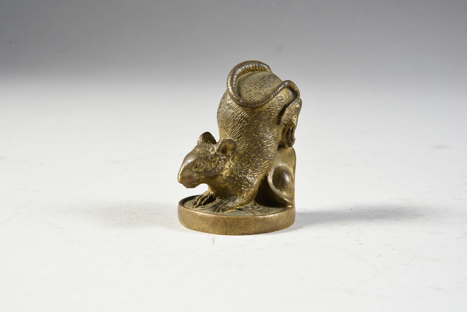 Null 财神鼠
在青铜器中，在中国的钱币和称为元宝的锭子上。下面盖有一个日元的印章。
H. : 6 cm