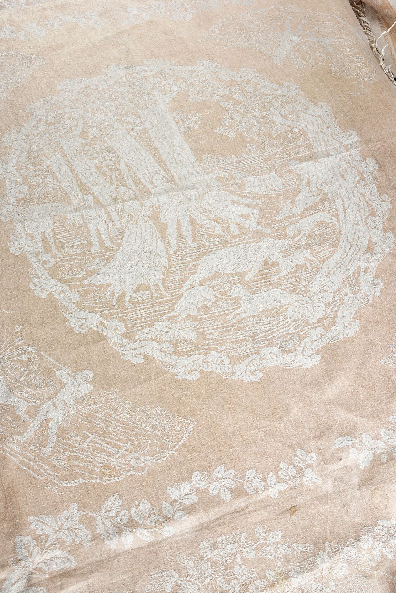 Null 象牙色和栗色双色冰晶大马士革的桌毯，装饰着森林中的骑士和鹿。(状况良好，有少量污损痕迹)
Dim : 170 x 170 cm