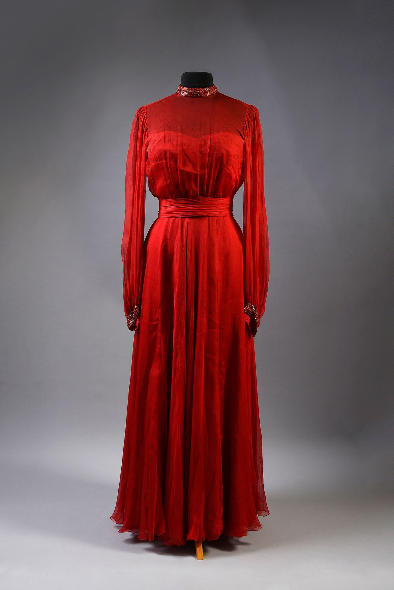 Null 
LINDA DE SUZA: 1件红色舞台长裙，无肩带绉纱，长袖，圆领顶部和袖口处缝有水钻和长珠子。1983年艺术家在奥林匹亚舞台上穿的衣服。按原样&hellip;
