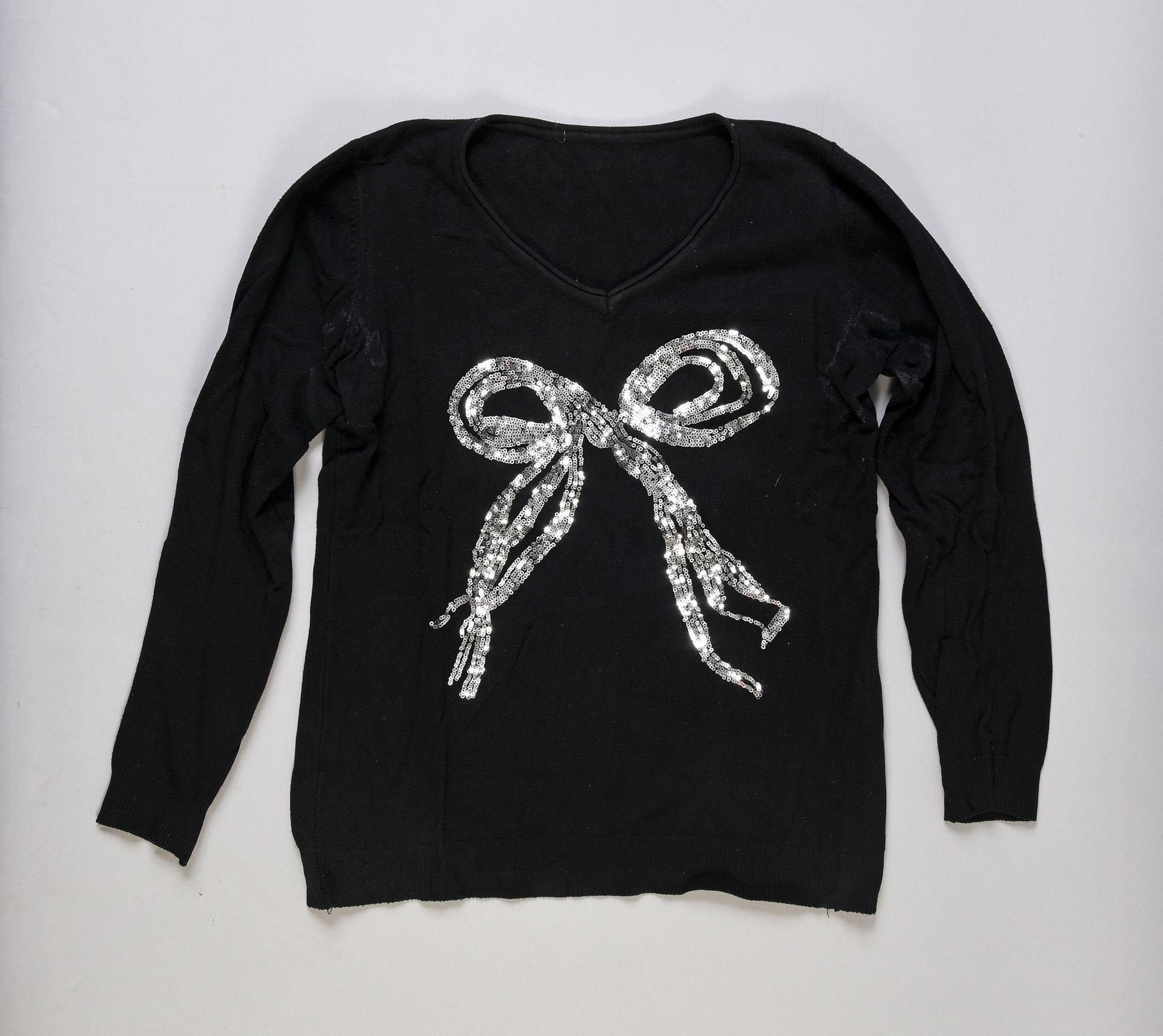 Null LINDA DE SUZA: 1 camiseta de lana de manga larga con motivos de lentejuelas&hellip;