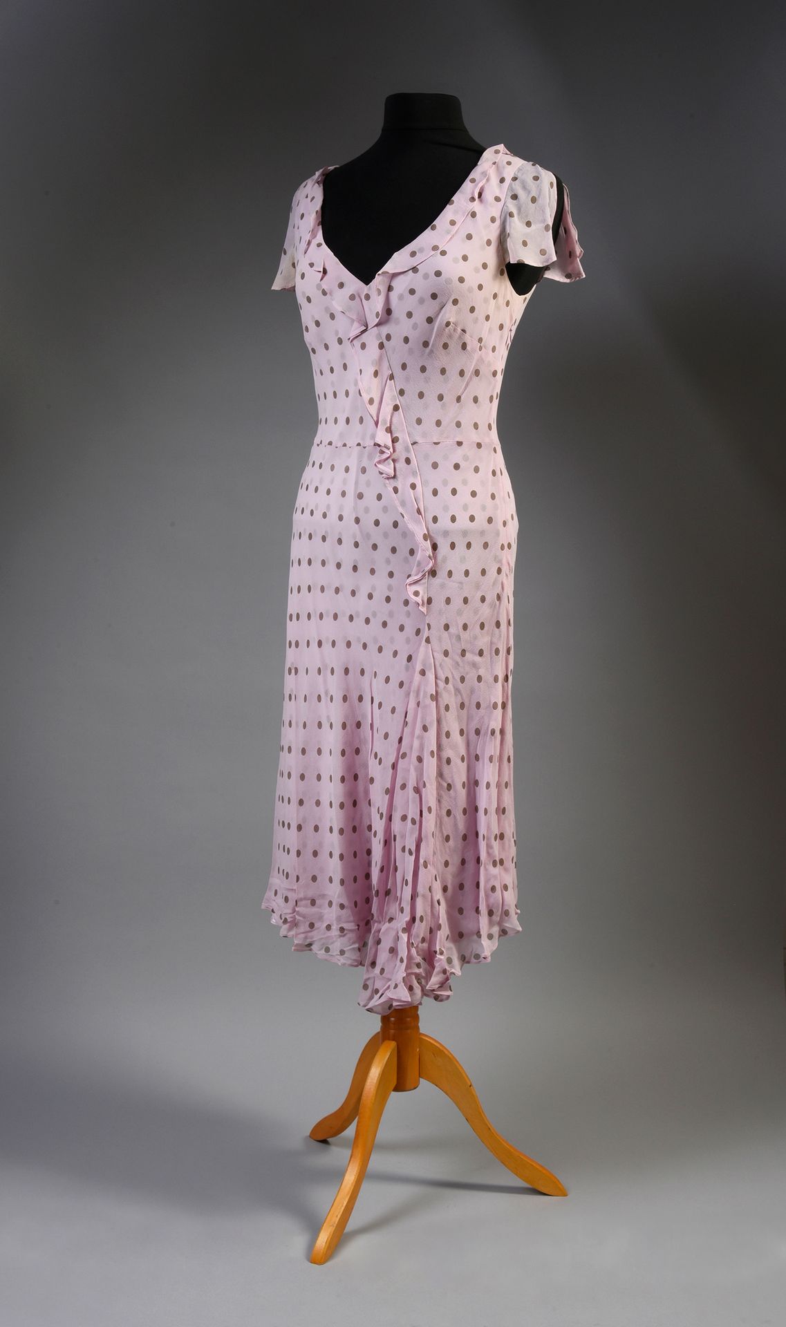Null LINDA DE SUZA : 1套3件夏装 : 1件BCBG MAXAZRIA（美国）的无袖连衣裙，尺码为M，颜色为 tergal，粉色，天蓝色，淡&hellip;