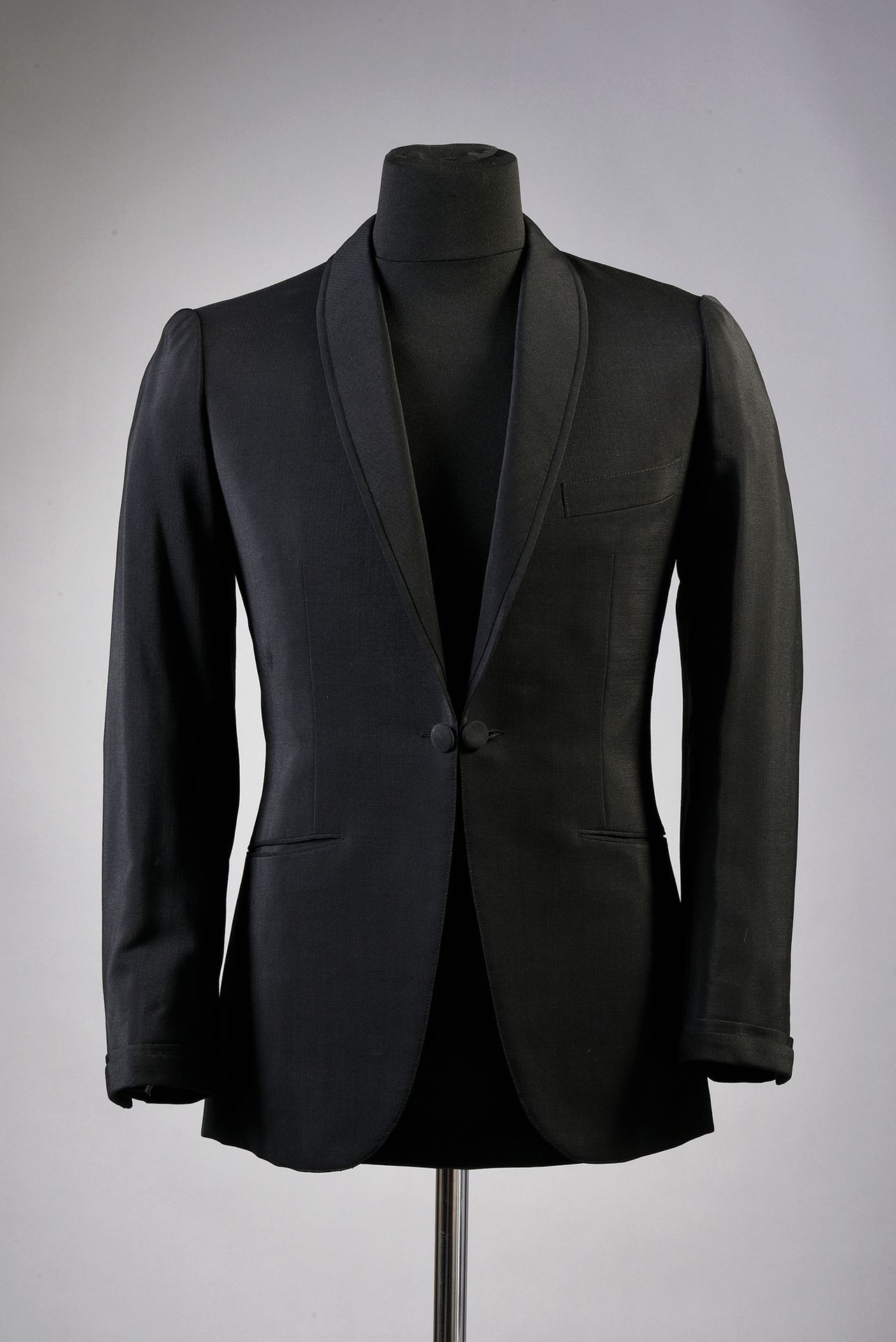Null CLAUDE FRANCOIS: 1 chaqueta de esmoquin de alpaca negra, firmada por Joseph&hellip;