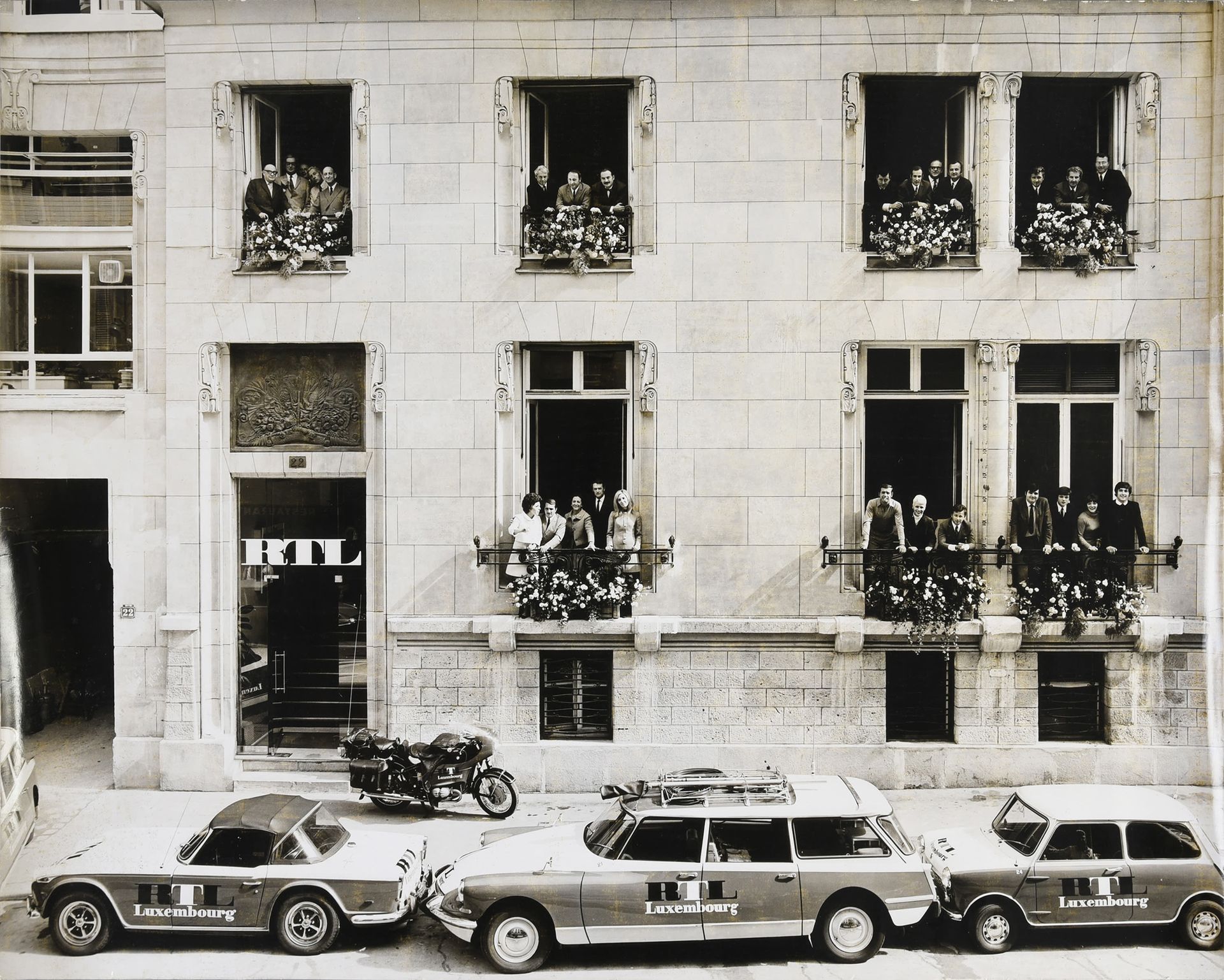 Null RTL: 1张来自Paris-Match的原始摄影作品，展示了巴黎Bayard街22号的前立面，所有主持人、节目主持人和记者都在大楼的窗口。格式38x&hellip;