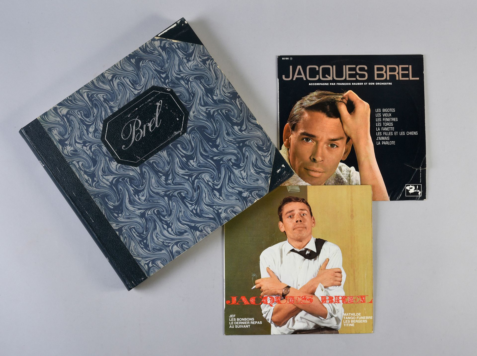 Null 雅克-布雷尔：1个巴克莱盒装，包括雅克-布雷尔的7张黑胶唱片。限量版书籍。状况极佳。2张Jacques Brel的78转黑胶唱片（其中一张的正面有轻微&hellip;
