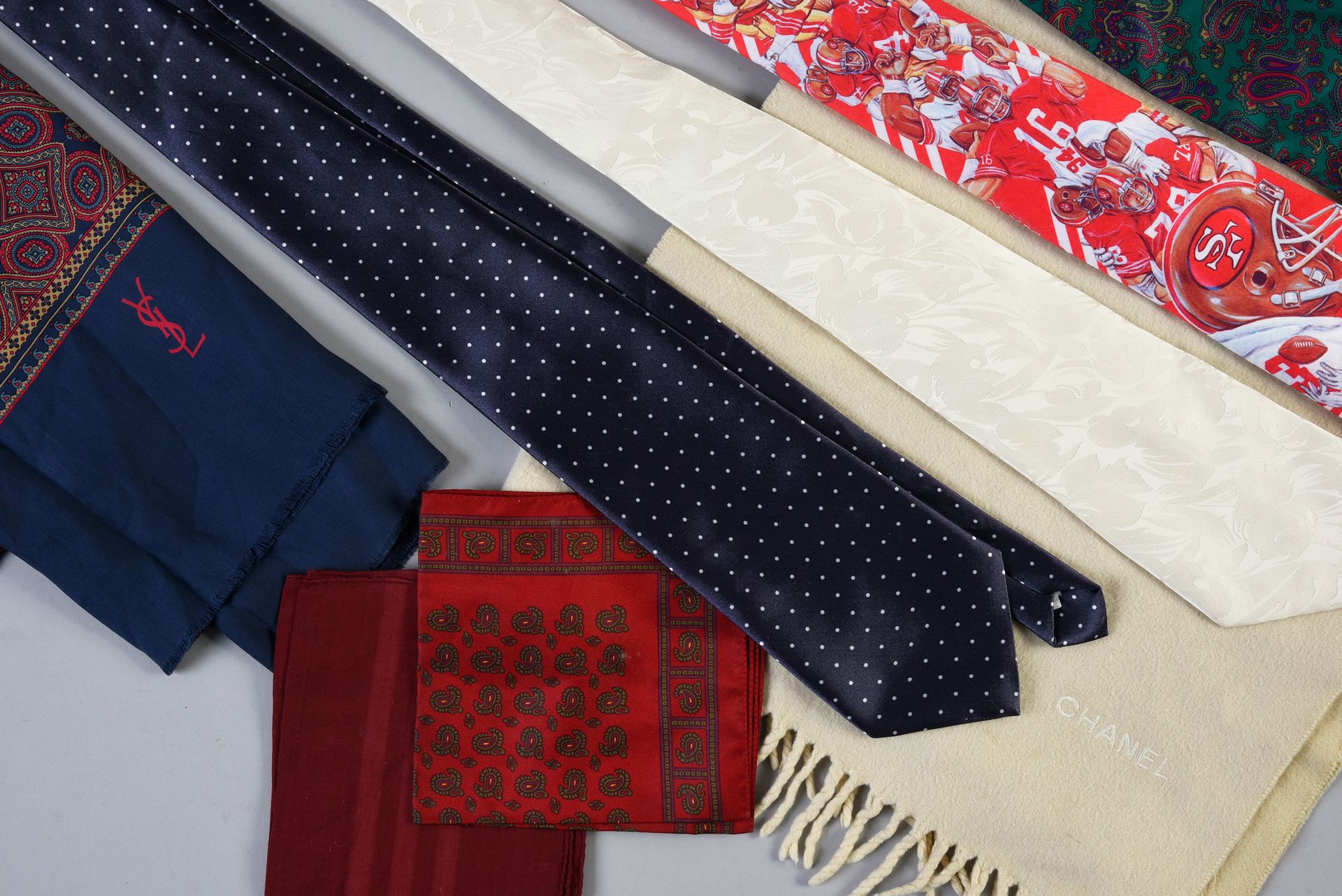 Null JOHNNY HALLYDAY (1943/2017): 1套3条领带，小包和围巾：1条Christian Dior Monsieur圆点领带，由摇滚&hellip;