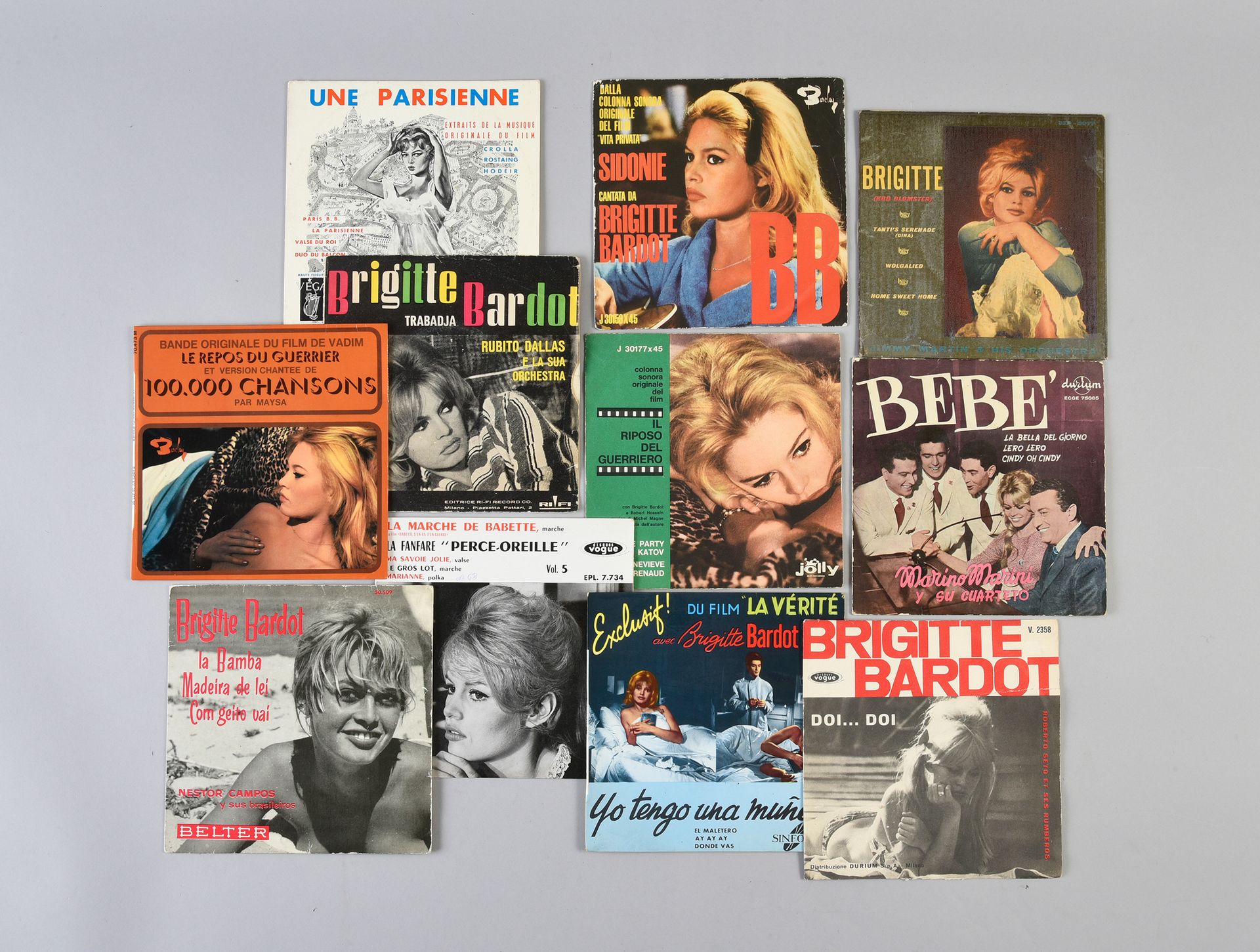 Null 布里吉特-巴多（1934）。女演员和歌手。1套11张碧姬-芭铎的45转黑胶唱片，在不同国家发行：意大利、西班牙、美国和法国。