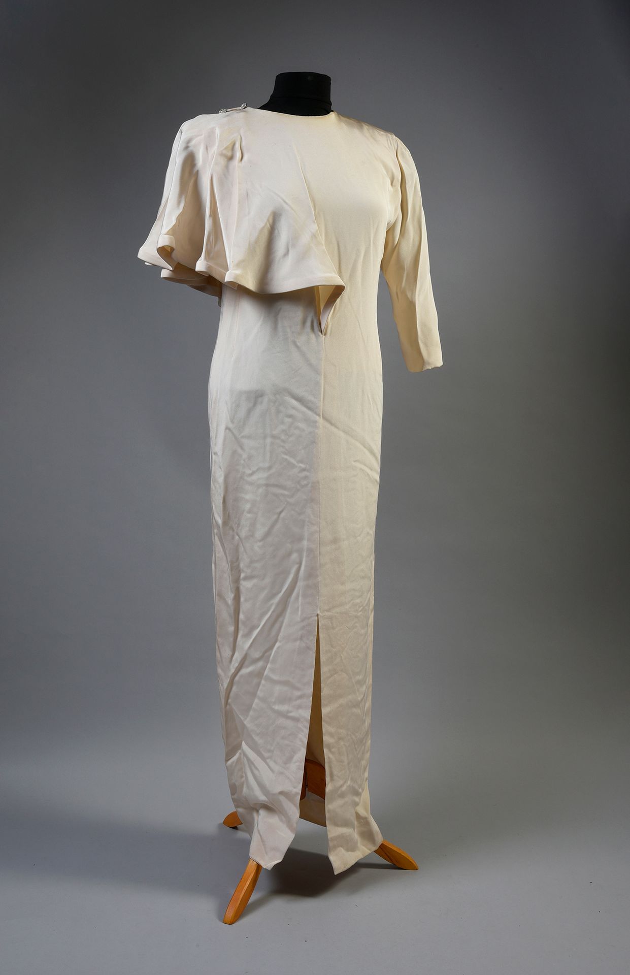 Null LINDA DE SUZA : 1 robe longue de scène blanche, en tergal et coton, portée &hellip;
