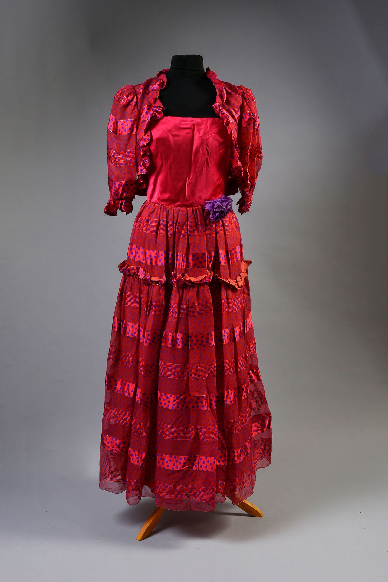 Null LINDA DE SUZA : 1 robe longue de scène rouge fleurie, en acrylique portée p&hellip;