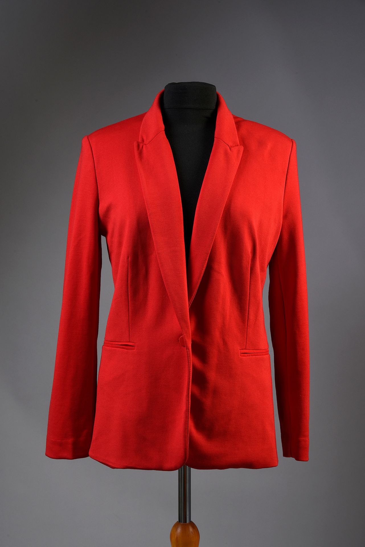 Null LINDA DE SUZA : 1 veste de scène rouge de marque Mango, en tergal. Portée e&hellip;