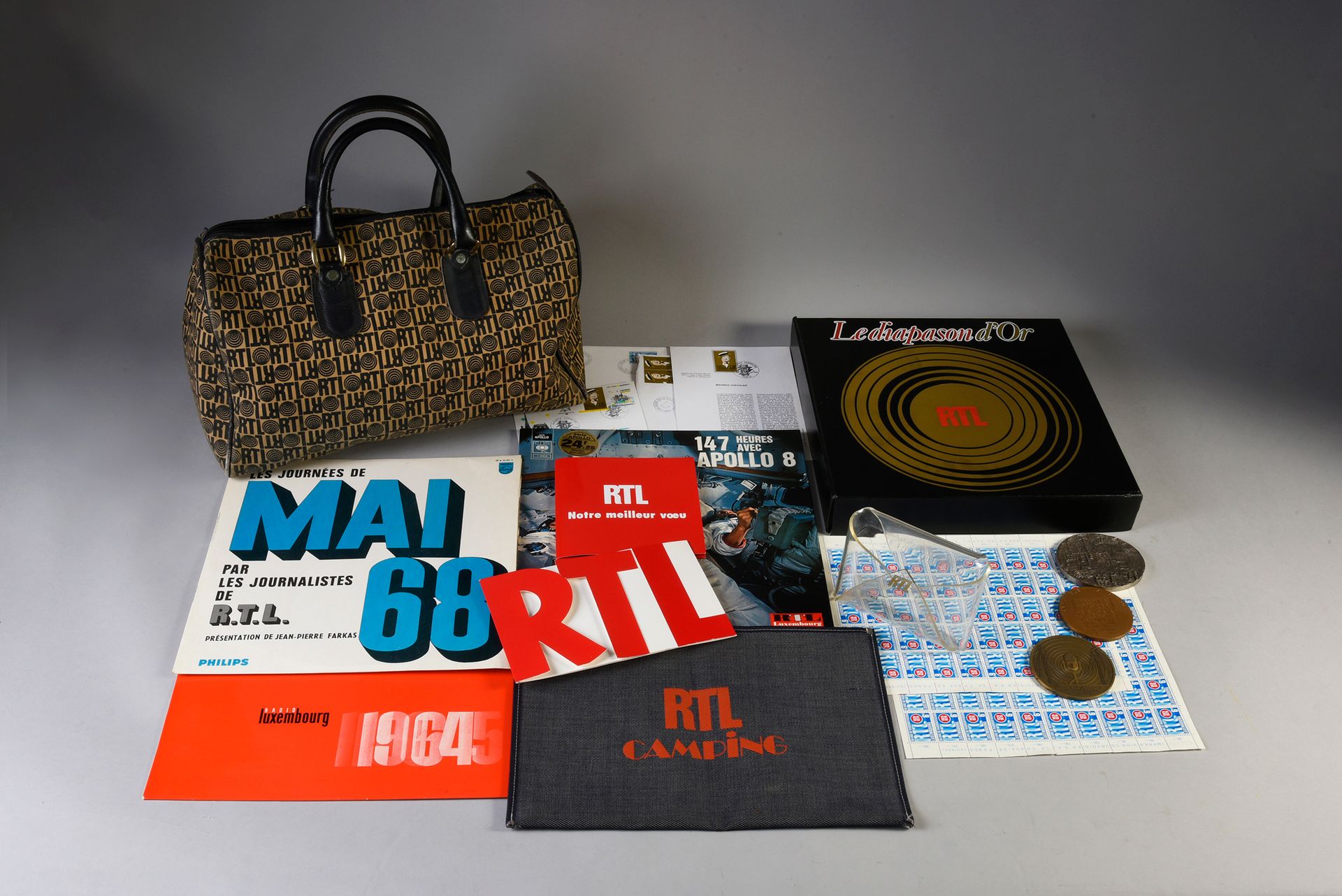 Null RTL: 1 set of advertising objects of the radio: 1 bag monogrammed with the &hellip;