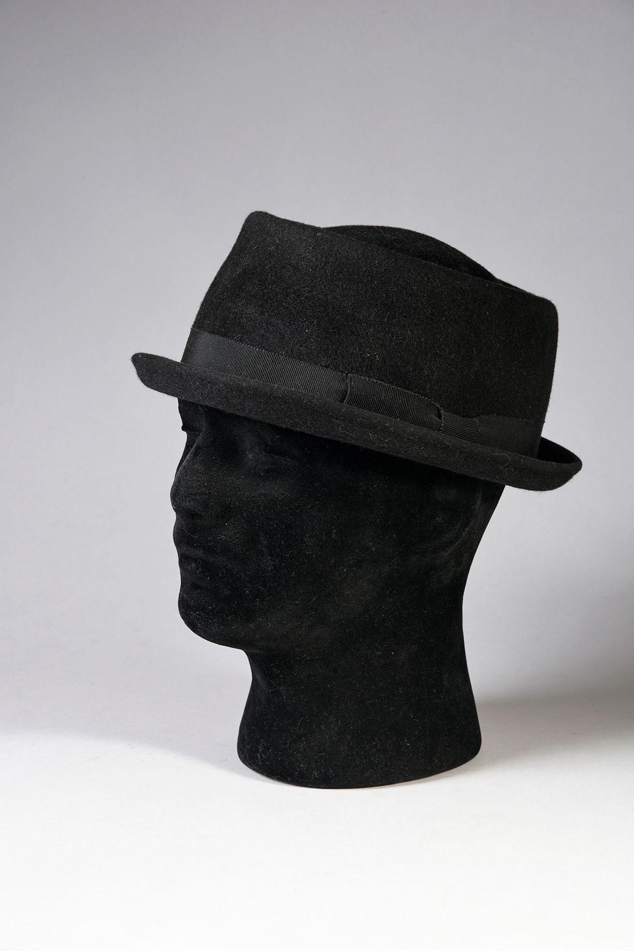Null JOHNNY HALLYDAY : 1 chapeau en feutre noir, de style “Pork Pie Hat”, porté &hellip;
