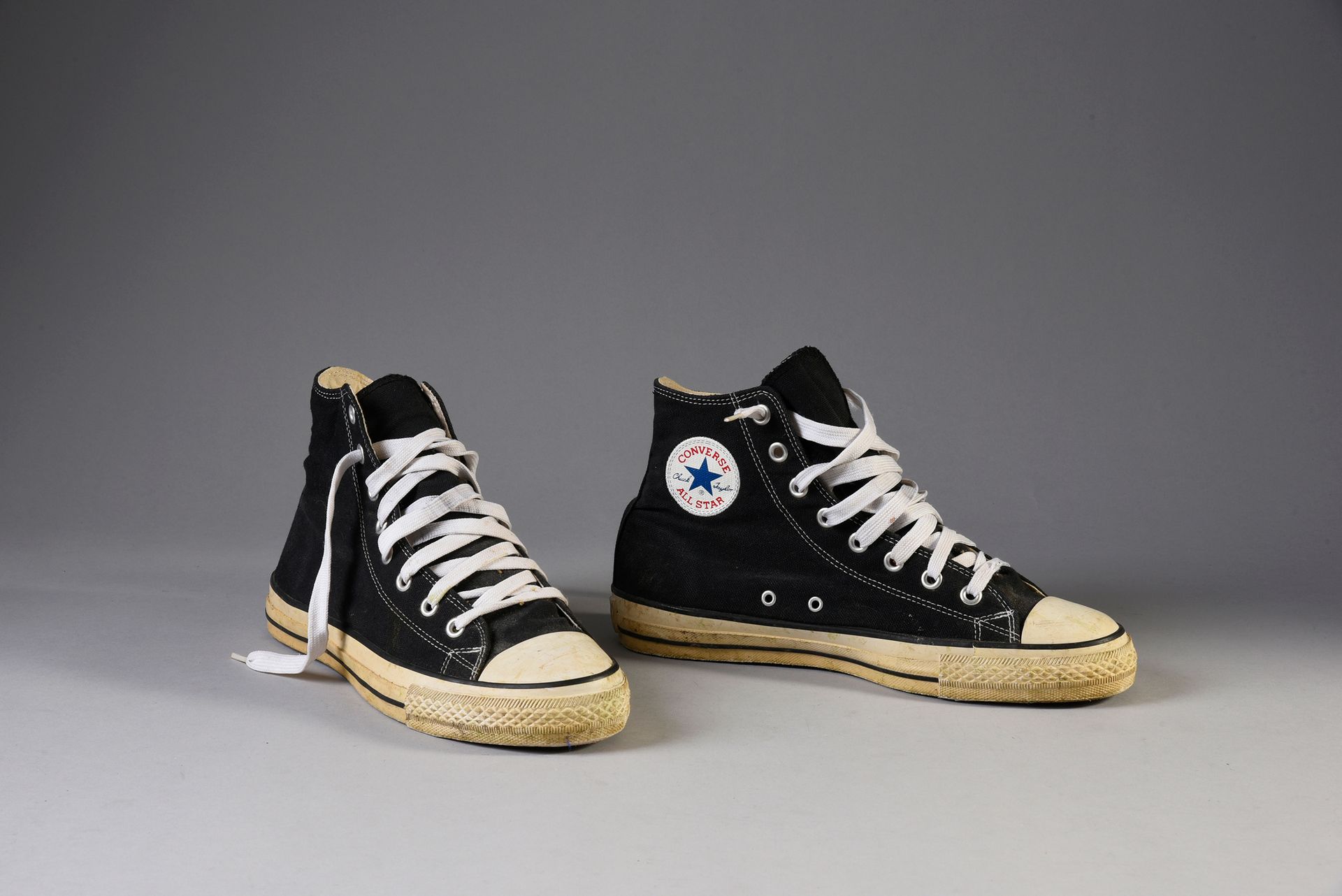 Null JOHNNY HALLYDAY: 1 paio di scarpe Converse All Star, nere, di misura americ&hellip;