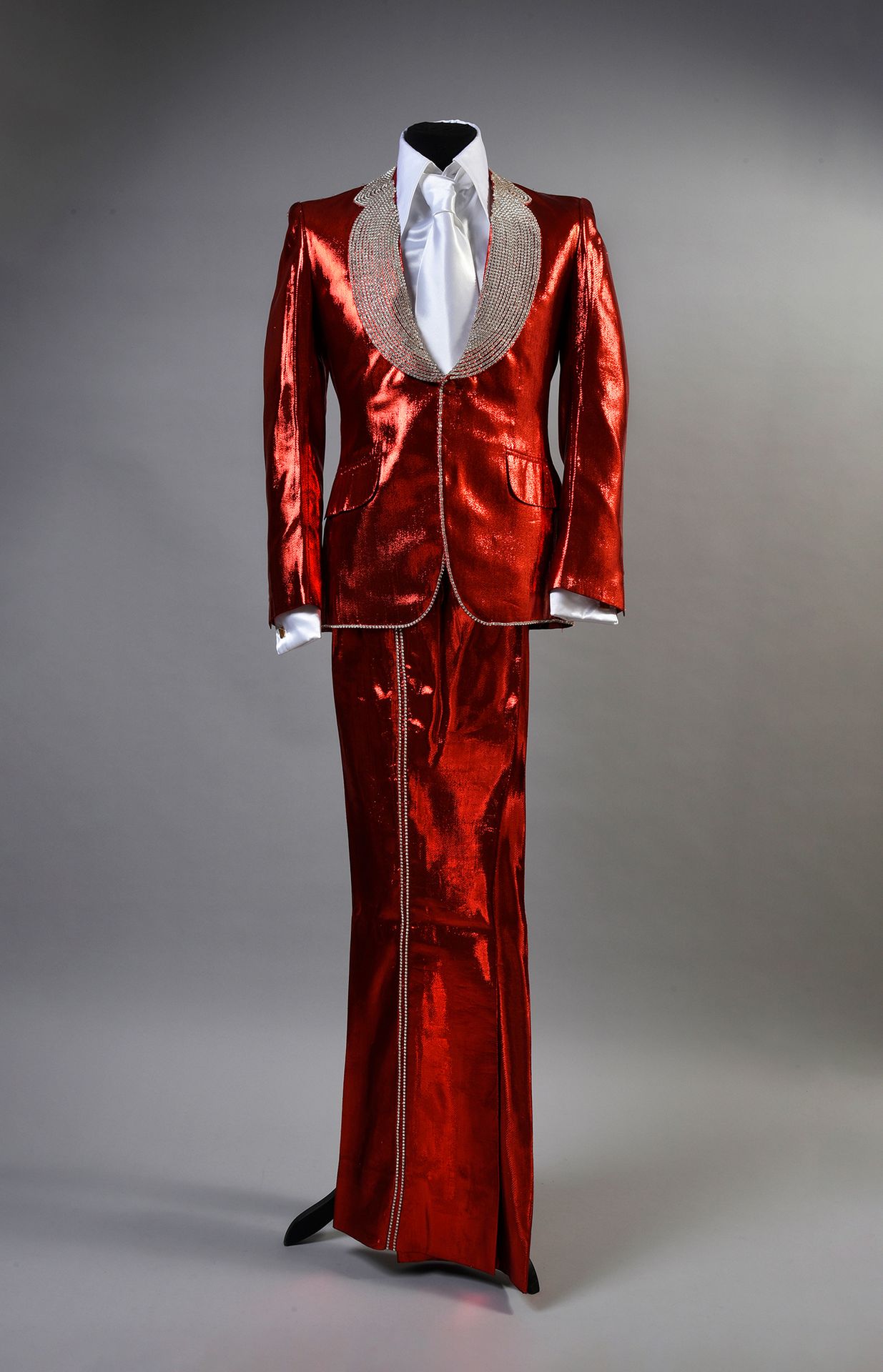 Null 克劳德-弗朗索瓦：1套由坎普斯-德-卢卡制作的舞台服装，红色薄片，领口缝有一排水钻。1977年5月，克劳德-弗朗索瓦订购了2套红色薄片的服装，其中一套&hellip;