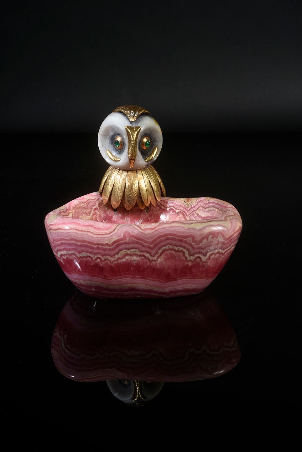 LOMBARD Genève. 
Rhodonite free form pocket opener decorated with an owl head in&hellip;