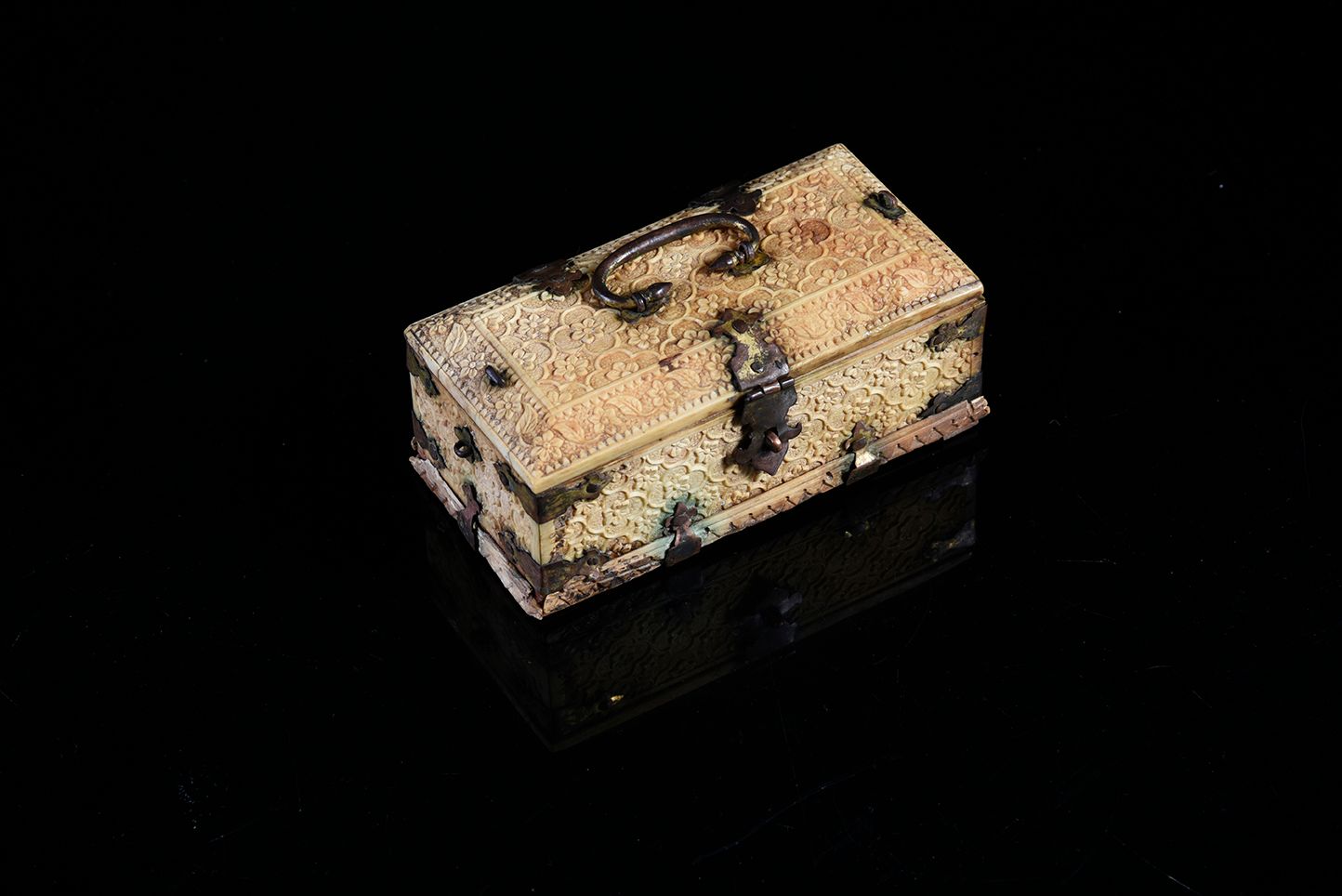 Null 莫卧儿小香水盒，象牙精雕细琢，装饰有花朵，手柄和铰链为青铜金属，切割成三叶草形状。
古老的北印度作品。
高4.5厘米。11 x 5 cm