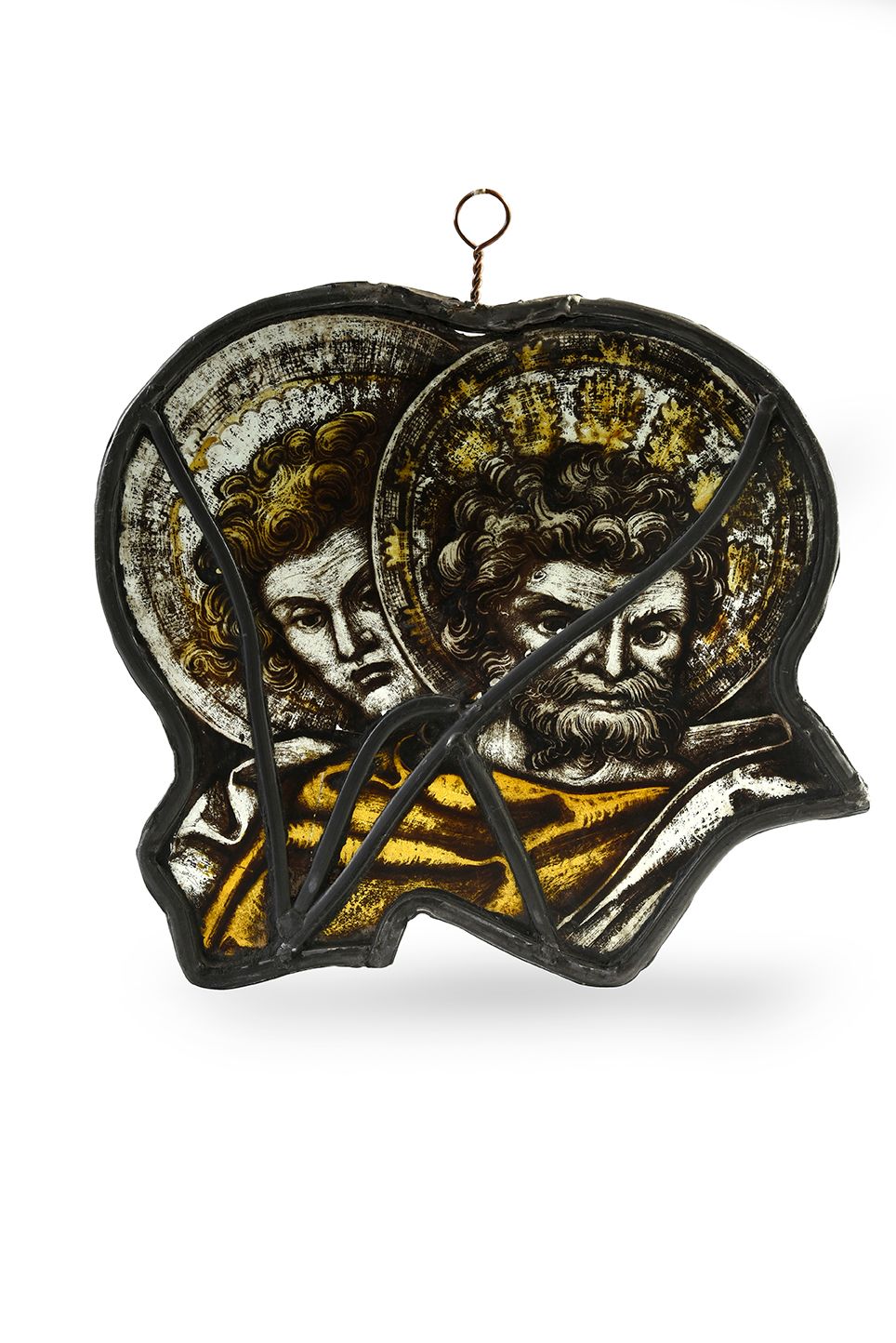 Null 银黄色的彩色玻璃元素代表着圣约翰和圣彼得的头像。
诺曼底，16世纪H.21.5 cm - W 24.5 cm
 （一断）