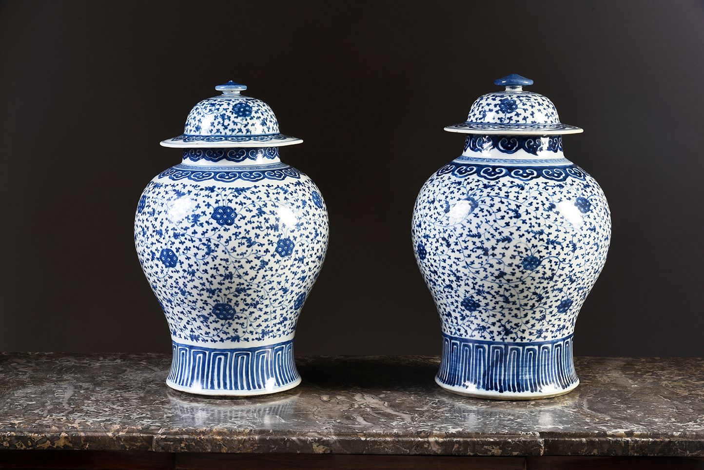 Null Paire de potiches couvertes en porcelaine à décor blanc et bleu de rinceaux&hellip;