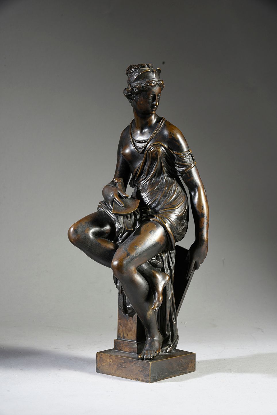 GIAMBOLOGNA (1529-1608) d'après, 建筑寓言
棕色的青铜，展示了一个坐着的女人，她的头发竖起来，右手拿着建筑的属性：尺子，圆规和方&hellip;