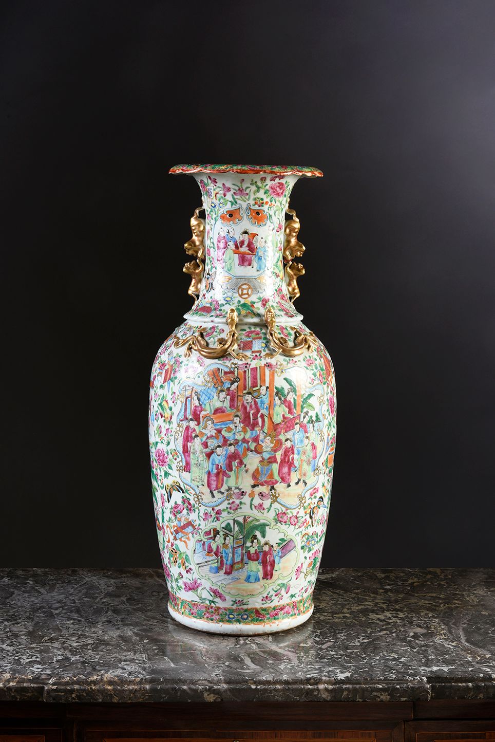 CANTON 一个大型的瓷质阳台花瓶，有多色的宫廷场景装饰。
中国 19世纪。
高度：63厘米