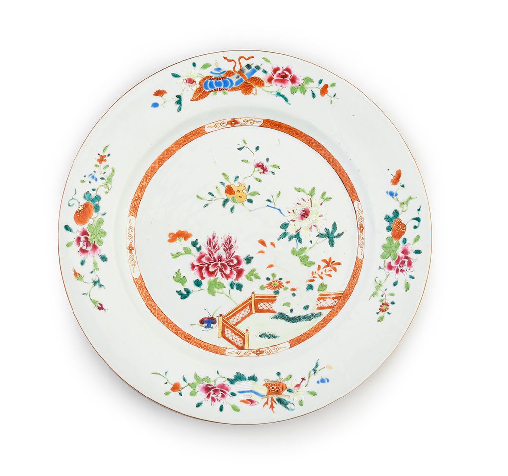 CHINE, époque QIANLONG (1735-1796) 一个大的白瓷盘，用Famille Rose珐琅彩装饰着一个花园。

(盘子上的珐琅彩缺失和&hellip;