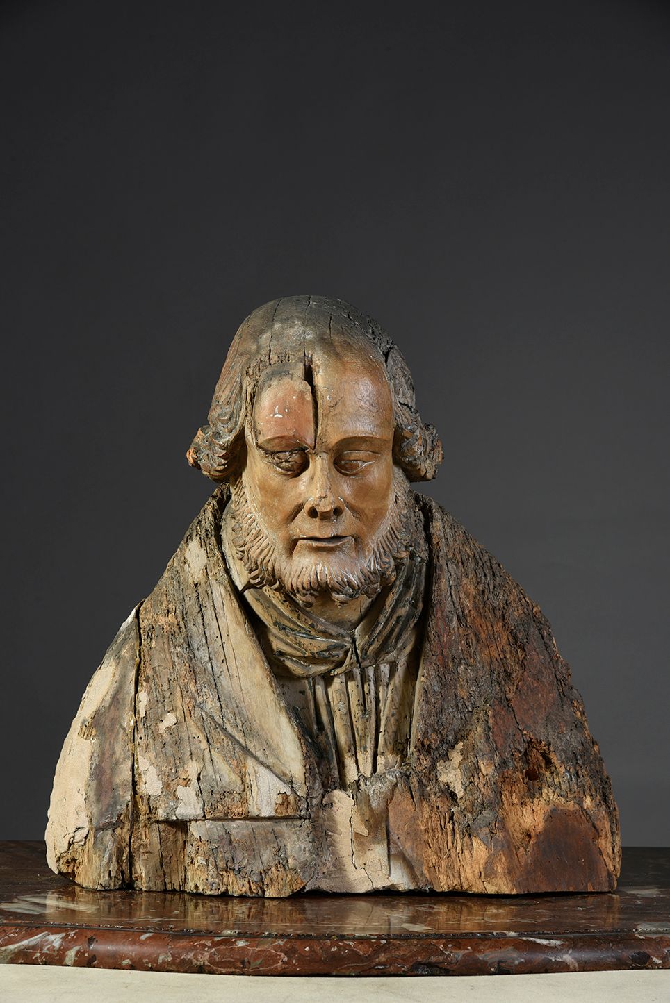 Null 石灰木雕刻的神职人员半身像。
德国南部，16世纪初H.52厘米
 （可见裂纹，缺失部分）