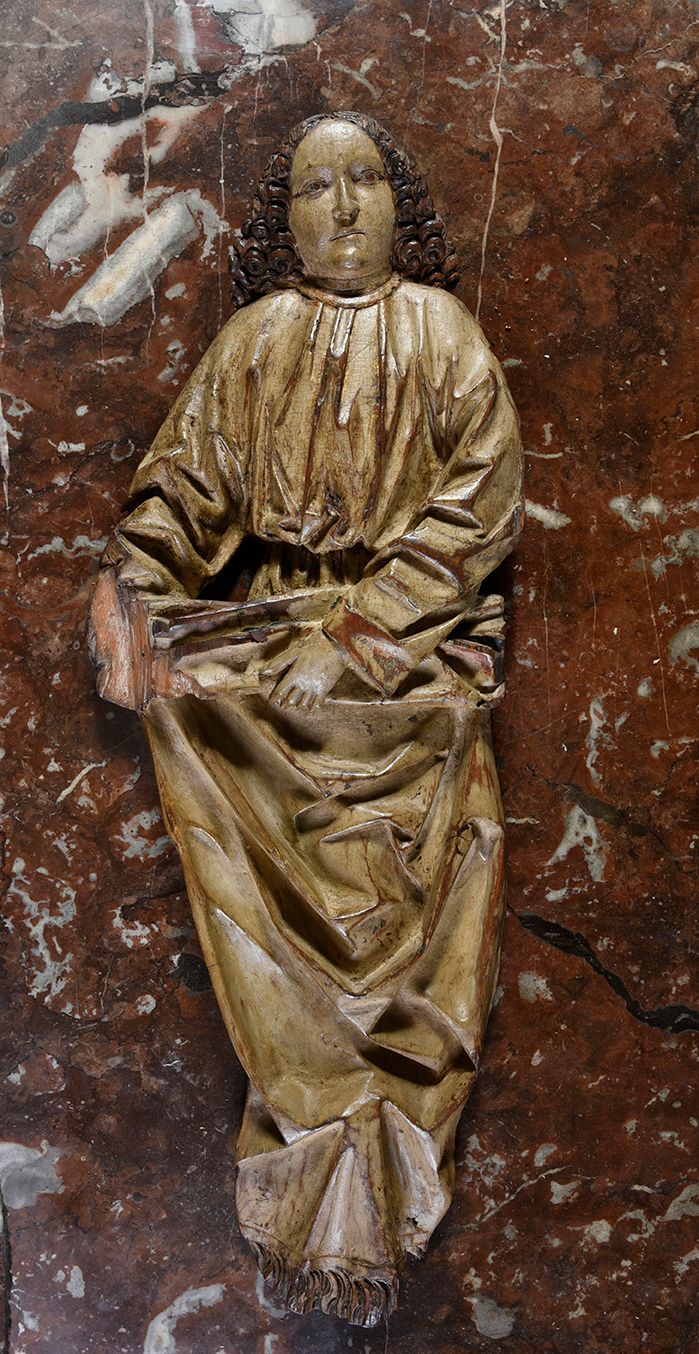 Null 树脂木雕的圣像，用多色贴花和残留的镀金材料雕刻。他身前拿着一张床单，可能是入殓师的裹尸布。
德国南部，15世纪末H.61厘米
(小部分缺失)