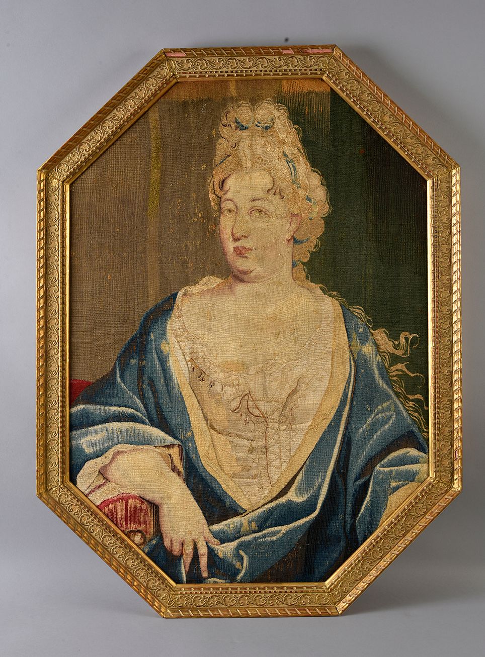 Manufacture des Gobelins, attribué à. 一个女人的肖像
八角形的羊毛和丝绸挂毯画。
高：80厘米
十八世纪初（部分地方轻微晒&hellip;