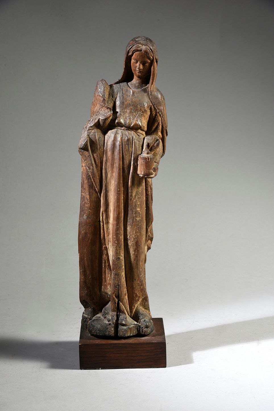 Null 橡木雕琢的妙龄女子，是墓葬的一部分。
法国北部，15世纪下半叶H.40厘米
(裂纹，脸部重塑)