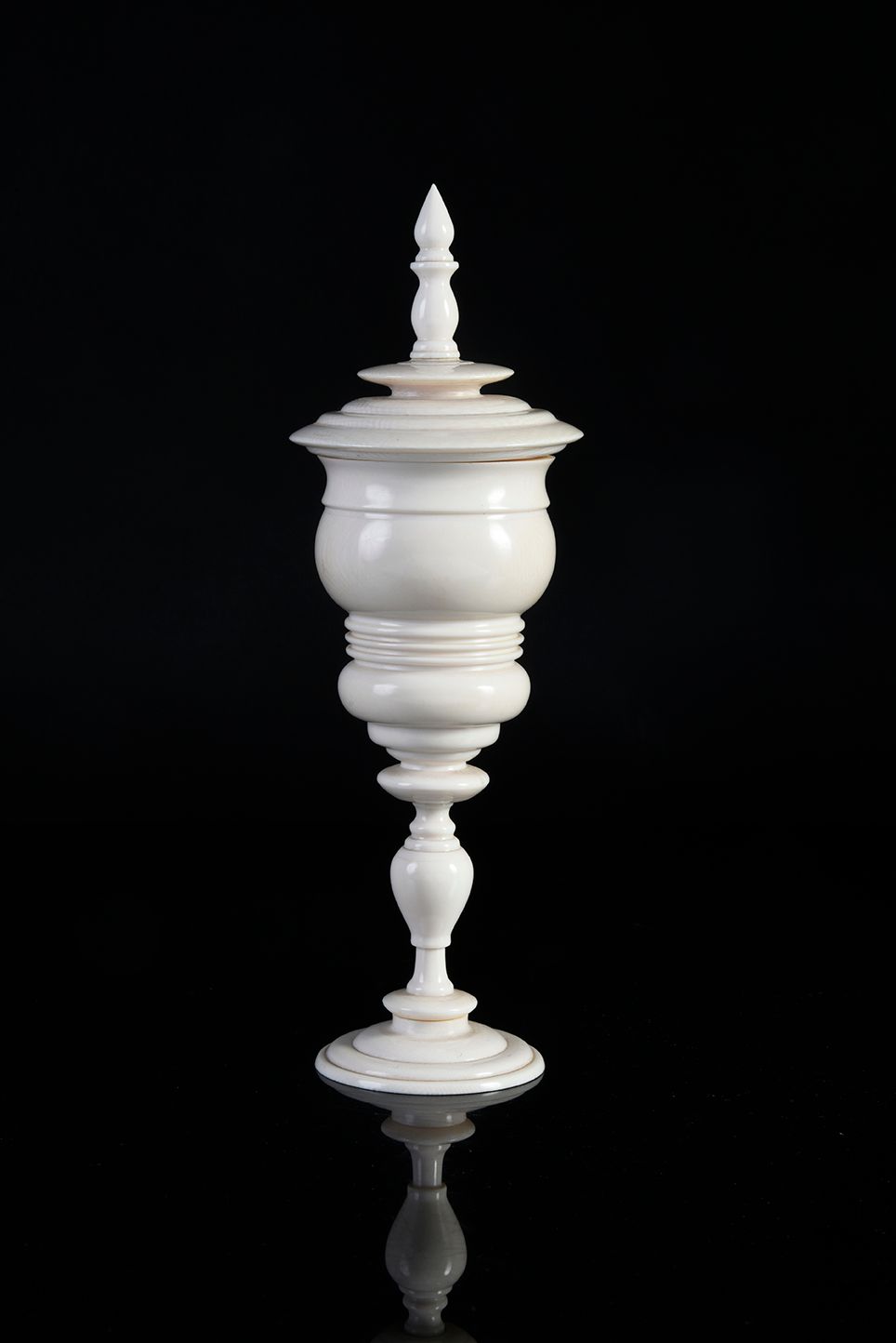 Null Covered ivory cup turned on a pedestal, the take in ogive.
Style of the XVI&hellip;