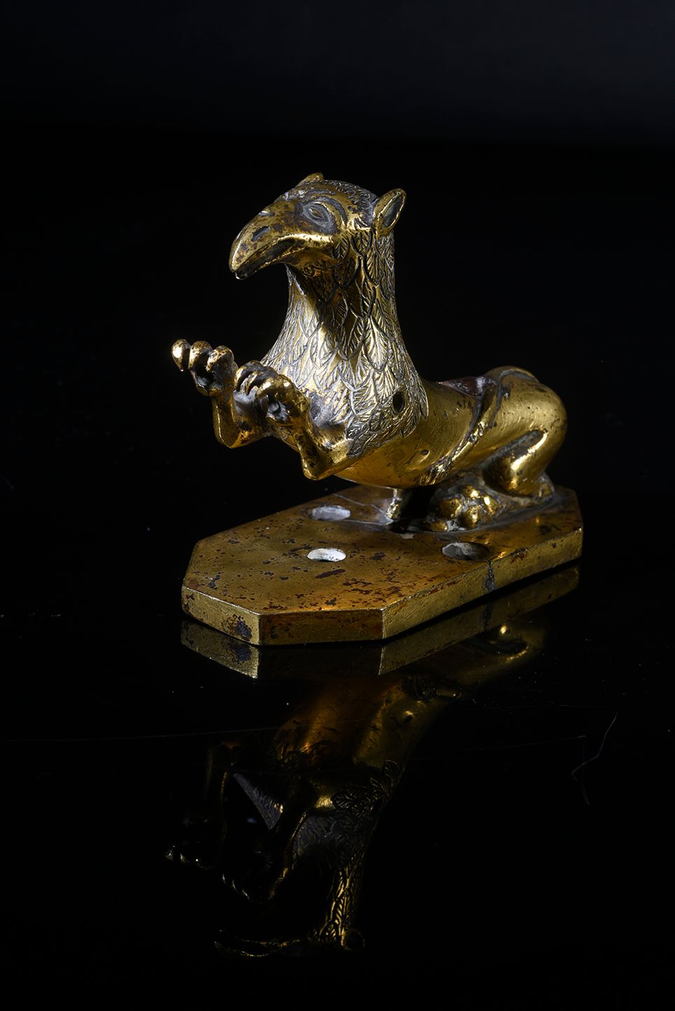 Null Animal fantastique, élément d'un piétement porte-écu, en bronze ciselé et d&hellip;