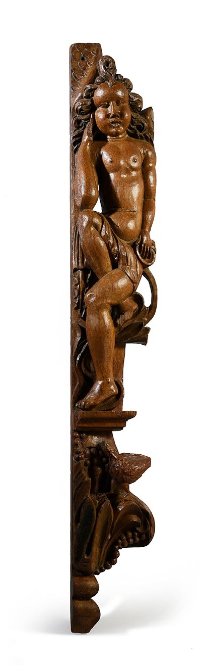 Null 雕刻着天使和鸟儿的单色橡木立柱，祭坛的支撑物。
诺曼底，17世纪H.117厘米