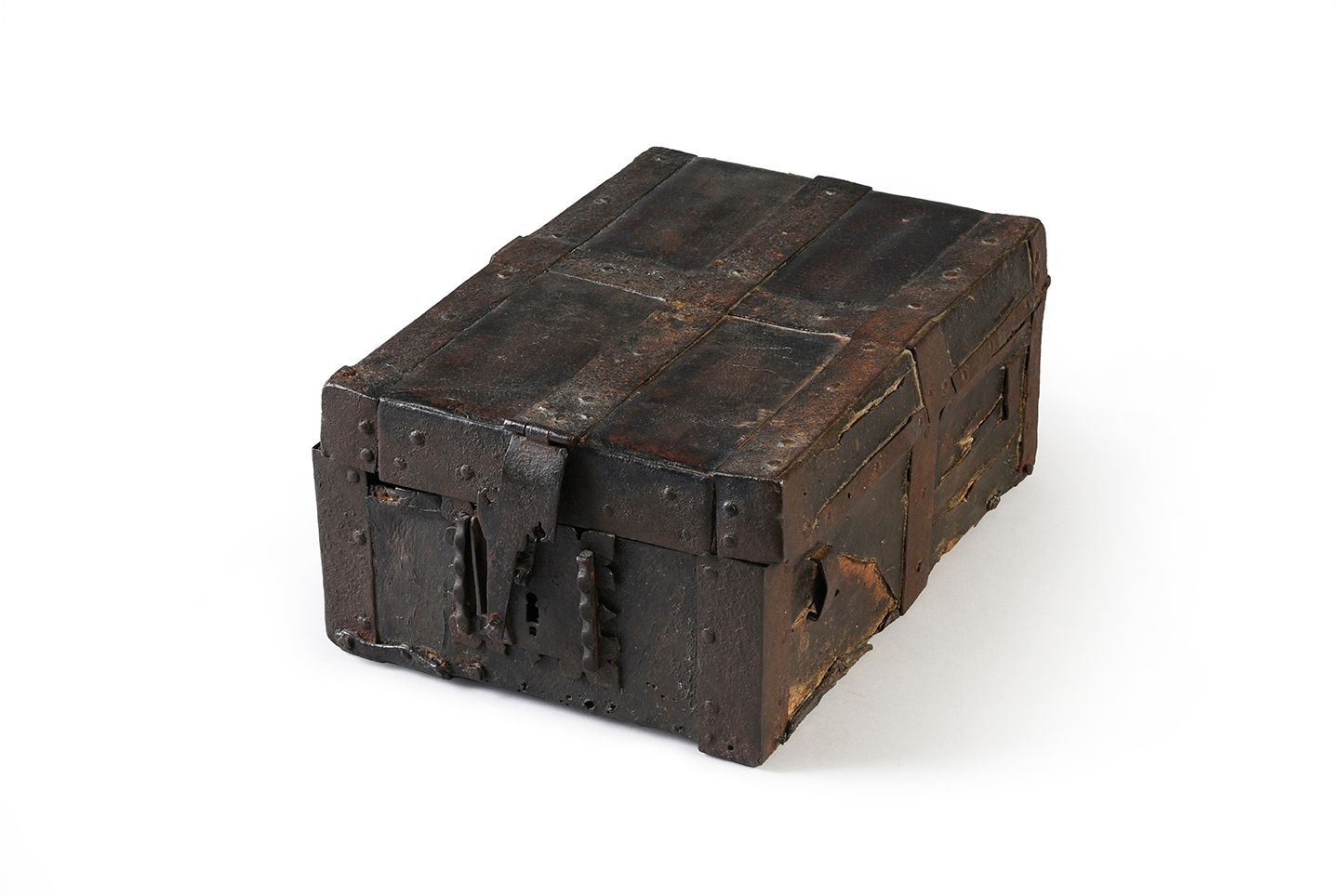 Null Messenger's chest with wooden core covered with leather, wrought iron hinge&hellip;