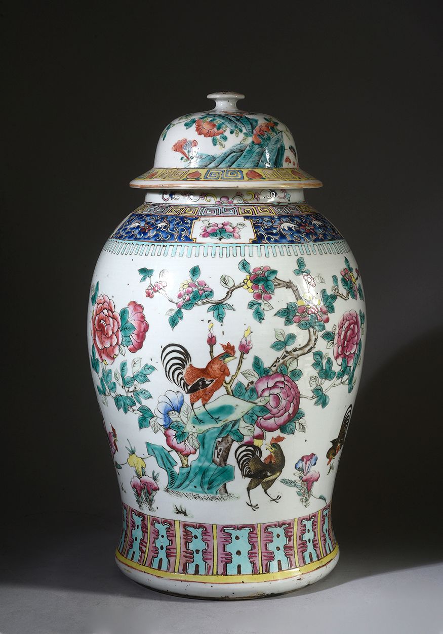 CHINE - XIXe siècle Potiche balustre en porcelaine émaillée polychrome dans le s&hellip;
