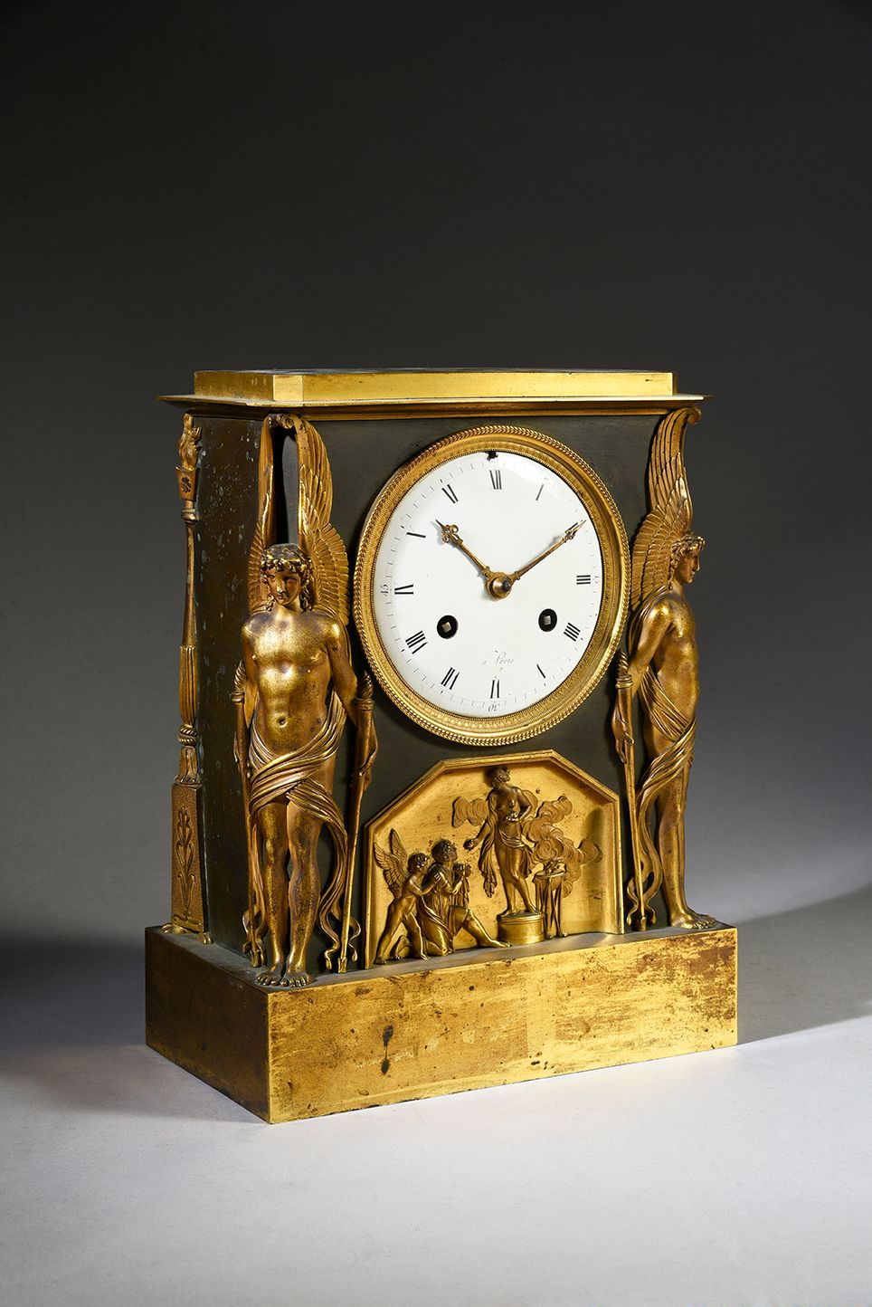 Null Reloj rectangular de bronce con decoración aplicada y grabada de figuras al&hellip;