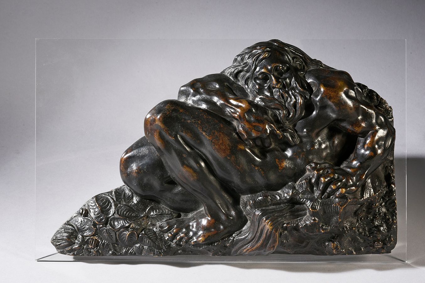 Null 一对风系列的棕色铜器。两个男人折在自己身上，肌肉突出，留着波浪状的长胡子，躺在一个自然的土丘上。
威尼斯或帕多瓦，18世纪前三分之一，归功于乔瓦尼-博&hellip;