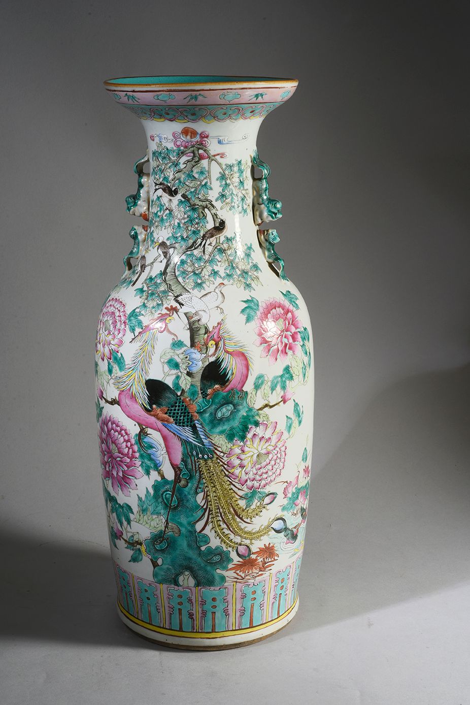 CHINE, Canton - Début XXe siècle Große balusterförmige Vase aus mehrfarbig glasi&hellip;