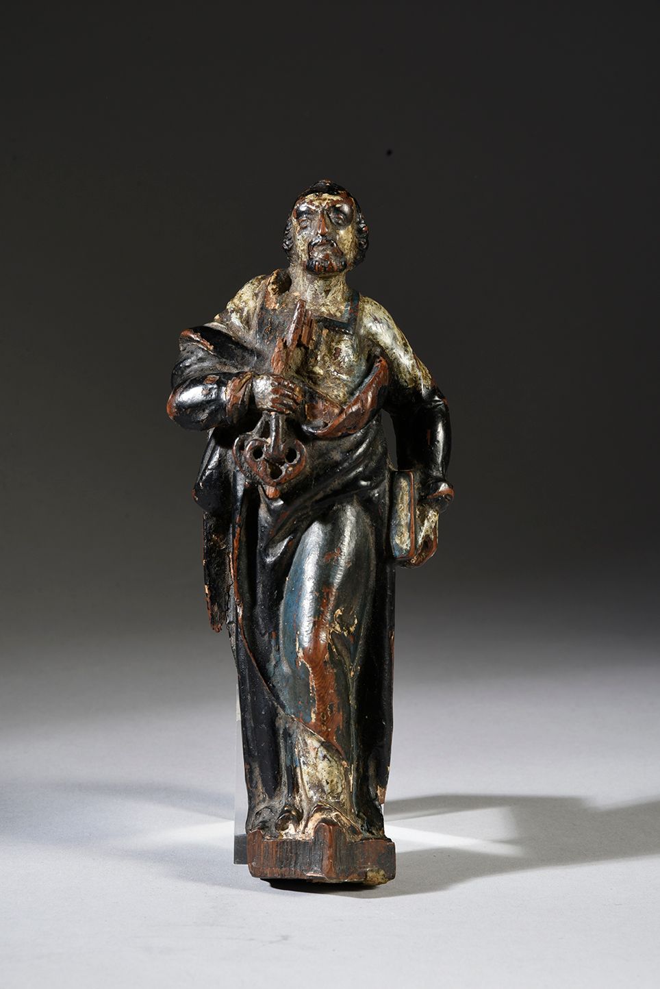 Null 雕刻和多色黄杨木的圣彼得。他站着，右手拿着钥匙，左手拿着一本书。
17世纪的H.23厘米
(小部分缺失)