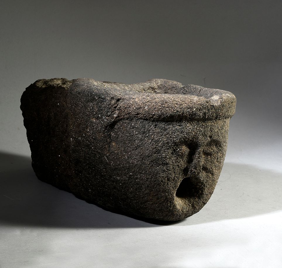 Null 小花岗岩石像鬼，有一个圆头和杏仁形眼睛。
布列塔尼，15世纪 长：43厘米-宽：24厘米
 （有些丢失和磨损）