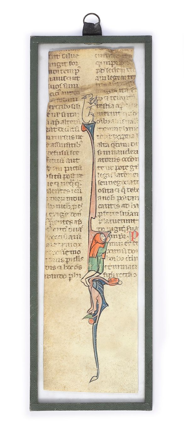 Null 牛皮纸上的小时书的一页碎片，有动物的大卷轴，戴帽子的人物和教学人物。
13世纪H.24 cm - W 6.5 cm
(褶皱，碎片)
玻璃下装裱