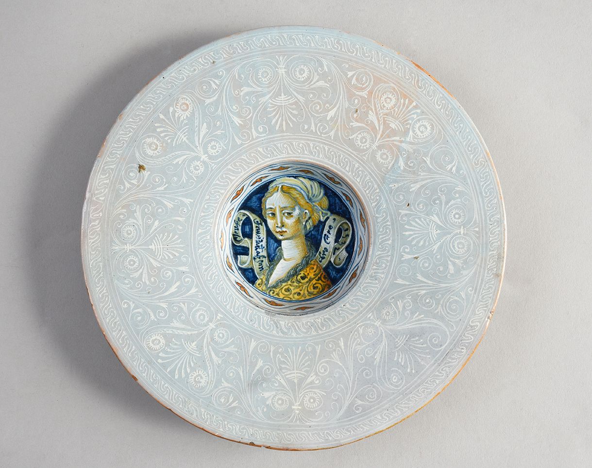 Null 16世纪意大利马乔利卡小碟，可能是法恩扎或威尼斯
日期为1532
中央装饰有一个多色的年轻女子的半身像，戴着头巾，被一个刻有日期1532的法器框住。在&hellip;