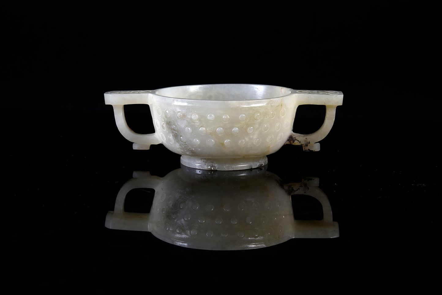 Null 青花瓷玉碗，有两个雕刻的把手，碗身有钉子的图案。
清朝，19世纪。
高：3.2厘米，长：10.6厘米