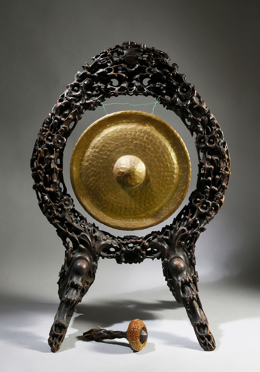 CHINE 金属镀金的铜钟，呈现在雕刻着樱花枝的木质底座上。
我们附上了它的棒槌。
19世纪末。
高：83厘米。
 （脚部的事故和修复）。