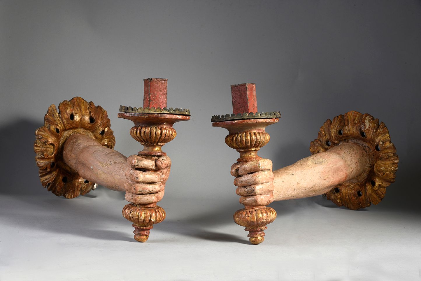 Null Paire de bras de lumière dit dextrochères en bois sculpté et polychromé.
XV&hellip;