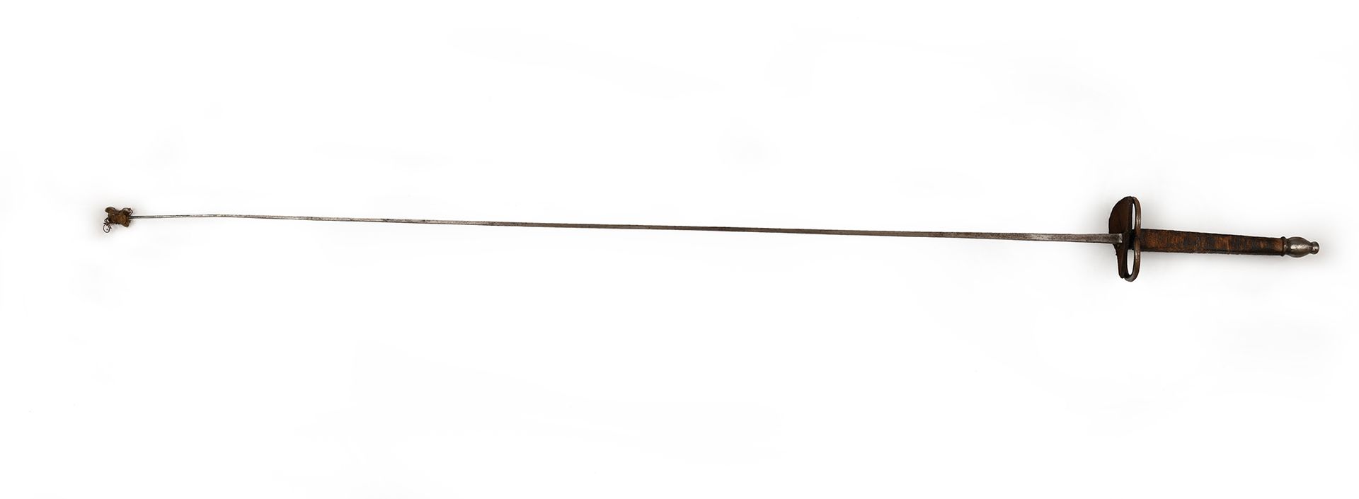 Null 18世纪晚期的右手铝箔，有雪茄形的弦柄。外壳呈厚8字形，钢制鞍座呈橄榄形。未破损且有斑点的刀片，原布85厘米长。